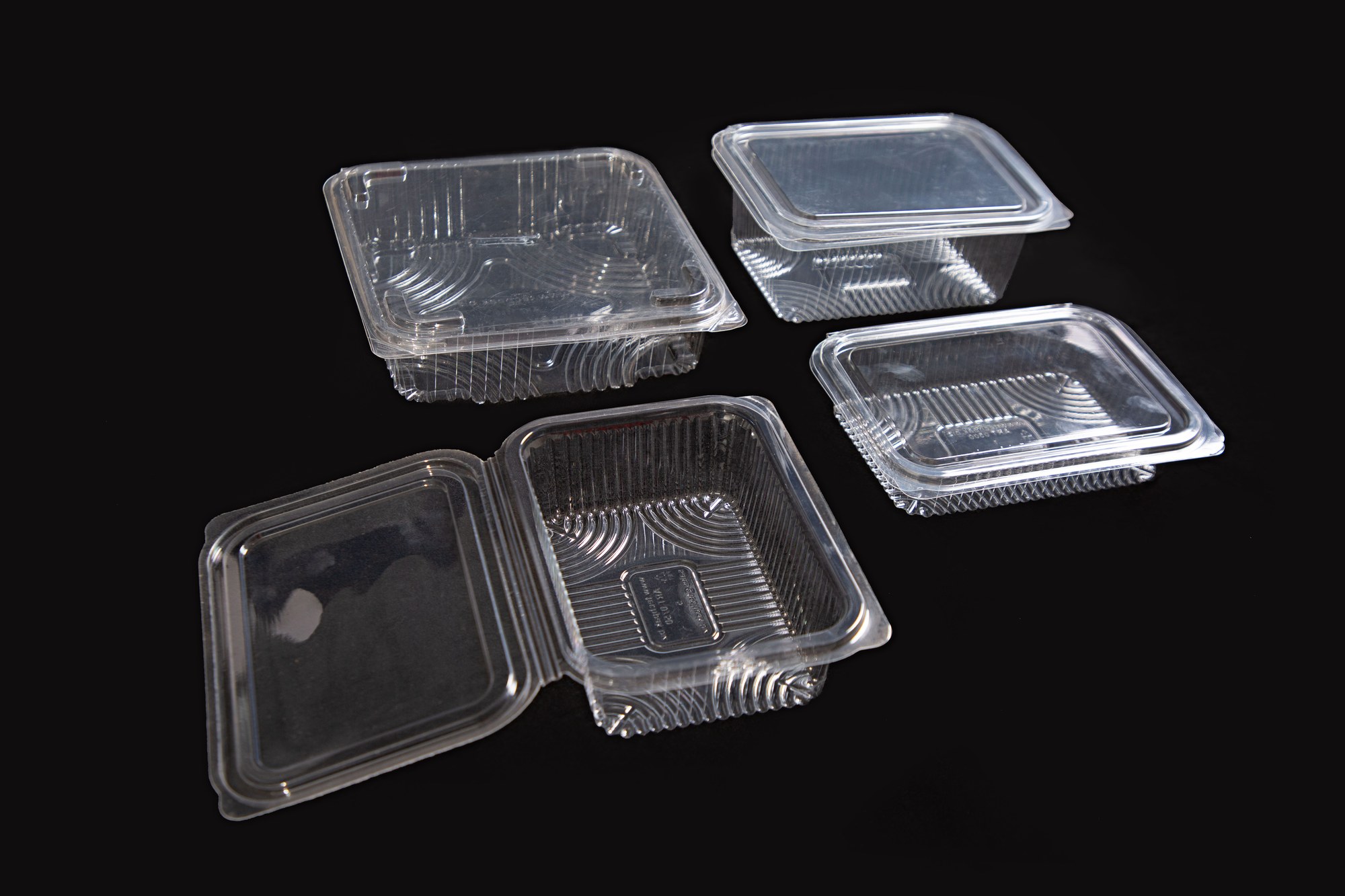 PET Containers with Lids — crystal-clear PET containers with snap-on lids, the premium option for salads, baked goods and ready meals